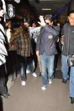 Shahrukh Khan snapped at the Airport in Mumbai on 19th Sept 2012 (6).JPG